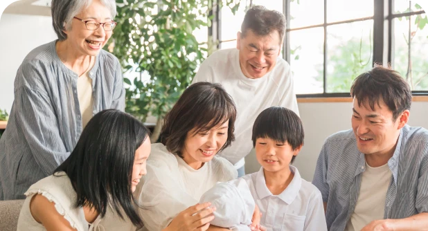 みんなで赤ちゃんの顔を覗き込む様子