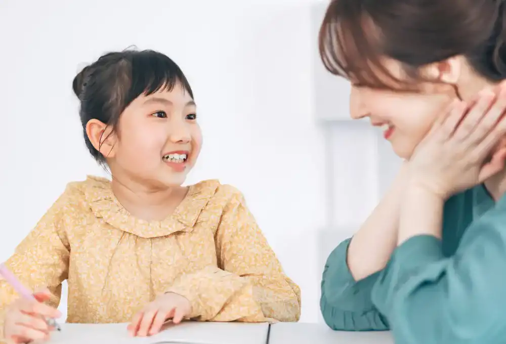 学資保険イメージ：子どもと親が会話する様子