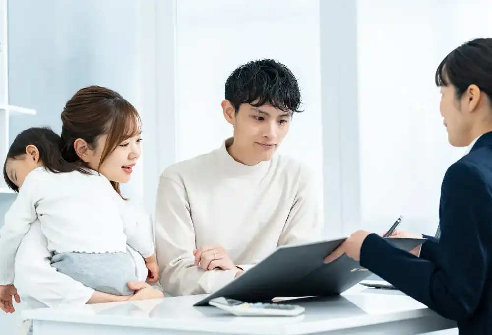 家族でパソコンを見て話し合う様子